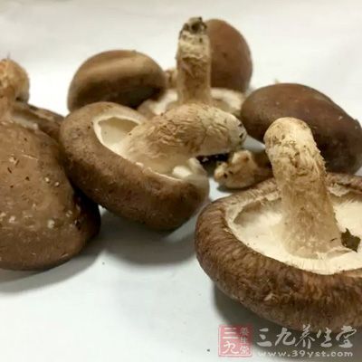 香菇5朵,火腿2兩,雞胸肉半個,桂圓肉5個 香菇5朵,火腿2兩,雞胸肉半個,桂圓肉5個