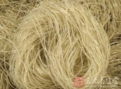 雞胸肉150g,粉絲1小把約10g,干香菇4朵 雞胸肉150g,粉絲1小把約10g,干香菇4朵
