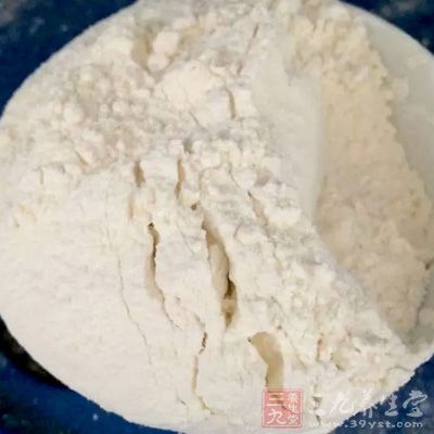 紅心紅薯一斤、面粉60g、蔥花少許、鹽、胡椒、雞精