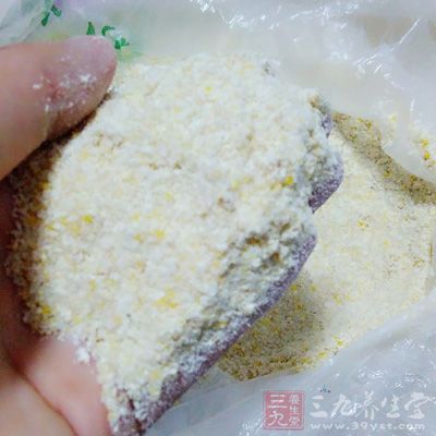 玉米粉80g，粟子肉50g，面粉25g，白糖30g，泡打粉3g，清水適量