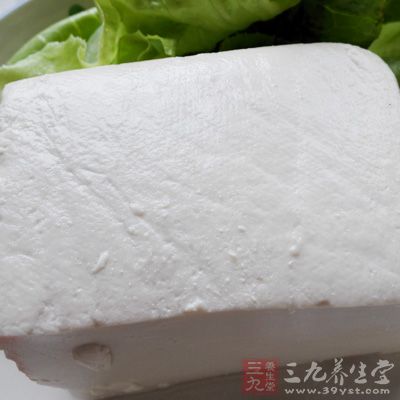 鲢魚頭、嫩豆腐、姜片、蔥花、白胡椒粉、鹽巴 鲢魚頭、嫩豆腐、姜片、蔥花、白胡椒粉、鹽巴