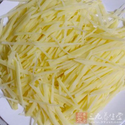 將切好的土豆絲放入清水中過一遍