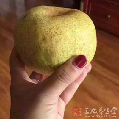 生梨一個，洗淨連皮切碎，加冰糖隔水蒸服，適用於風熱咳嗽
