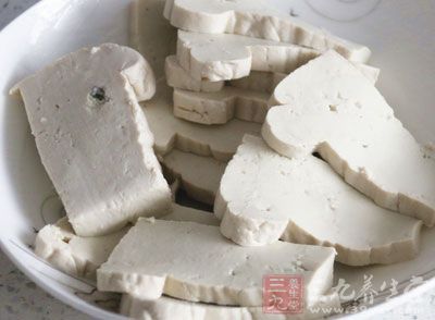 淡豆豉15克，豆腐l塊