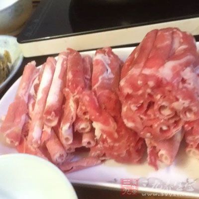羊肉洗淨切塊，入沸水鍋內