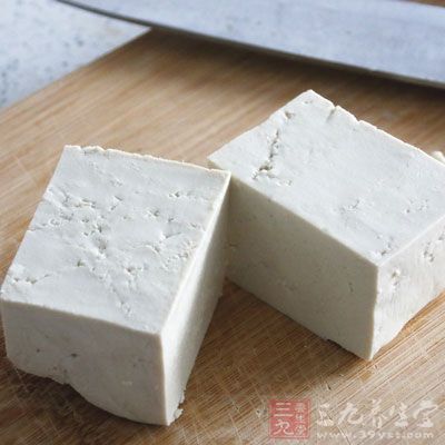 將豆腐切成1厘米厚的薄片