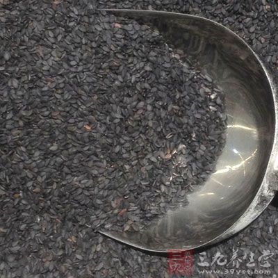 把黑芝麻放到干淨的鍋裡炒熟