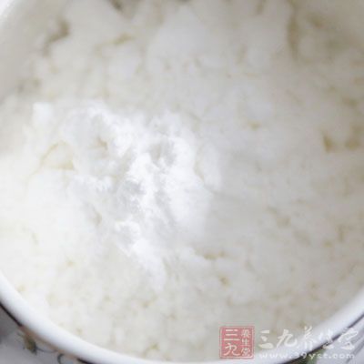 面粉中水，經發酵揉成面皮