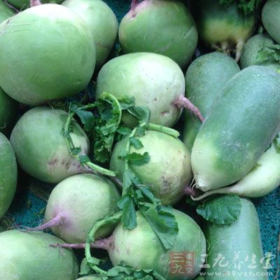 大蘿卜去皮切碎用鹽腌15分鐘後擠去水分