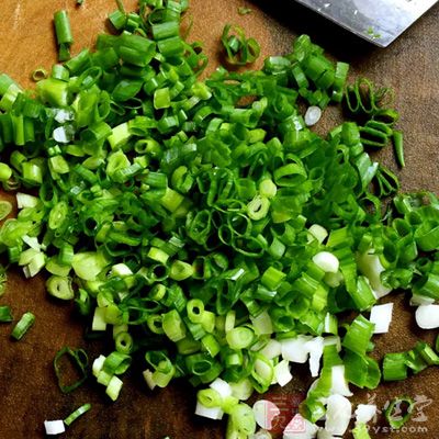 大蔥洗淨切段,生姜切片,准備少許香葉和桂皮、八角一顆 大蔥洗淨切段,生姜切片,准備少許香葉和桂皮、八角一顆