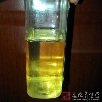 炒鍋裡倒入40克橄榄油 炒鍋裡倒入40克橄榄油