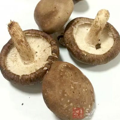 干栗子7顆,香菇3朵,大白菜1/4顆,小蕃茄7顆 干栗子7顆,香菇3朵,大白菜1/4顆,小蕃茄7顆