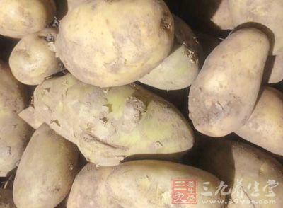 大土豆兩個，胡蘿卜一根