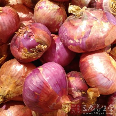冷面、火腿腸、洋蔥、香菜、蔥、雞蛋、鹽 冷面、火腿腸、洋蔥、香菜、蔥、雞蛋、鹽