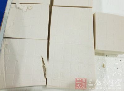 黃洋蔥半個,中等西葫蘆1個,老豆腐400克 黃洋蔥半個,中等西葫蘆1個,老豆腐400克