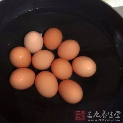 雞蛋兩只,溫水與雞蛋的液體量相同,鹽少許,紅花少許,高湯少許 雞蛋兩只,溫水與雞蛋的液體量相同,鹽少許,紅花少許,高湯少許