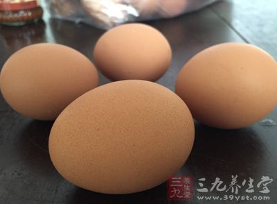 雞蛋4個,糖適量,蜂蜜1大勺,高筋面粉250克 雞蛋4個,糖適量,蜂蜜1大勺,高筋面粉250克