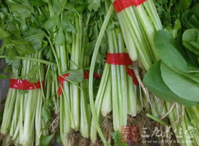 半斤芹菜,1塊豆腐,香水魚調料 半斤芹菜,1塊豆腐,香水魚調料