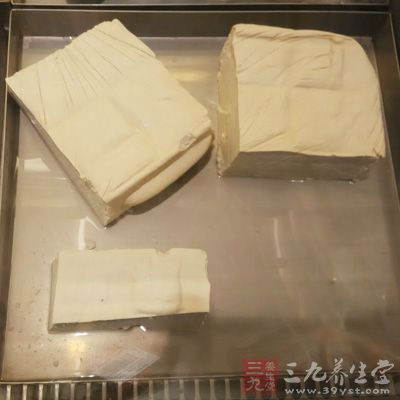 魚頭一個,豆腐一塊,老姜一小塊 魚頭一個,豆腐一塊,老姜一小塊