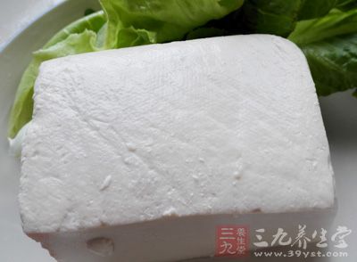胖頭魚頭1個(約500克)、豆腐200克、香蔥2棵 胖頭魚頭1個(約500克)、豆腐200克、香蔥2棵