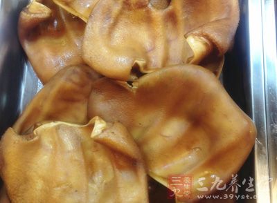 熟豬耳朵一個，蒜苔一小把，鹽，蔥，姜，蒜，生抽