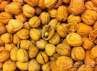 豬腦1500g、核桃仁40g、亦舒堂火麻油一勺、鹽適量、紅棗4顆 豬腦1500g、核桃仁40g、亦舒堂火麻油一勺、鹽適量、紅棗4顆