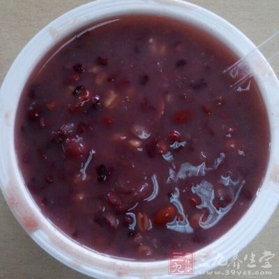 四紅粥主要是用花生、紅棗、紅豆和紅糖熬制而成的 四紅粥主要是用花生、紅棗、紅豆和紅糖熬制而成的