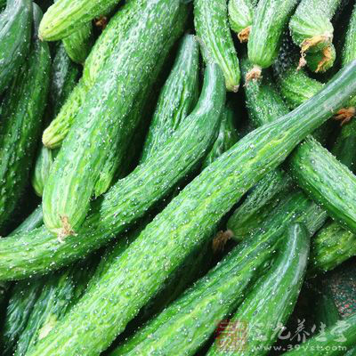 胡蘿卜半根、黃瓜半根、蒜1瓣