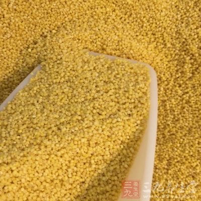小米50g,胡蘿卜1根,水400ml 小米50g,胡蘿卜1根,水400ml