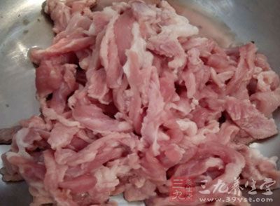 豬肉將肥瘦肉分開切成絲