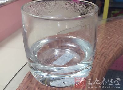 高筋面粉300公克，水180公克，阿摩尼亞4公克