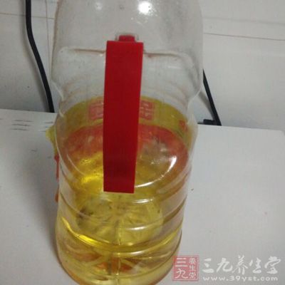 四川豆瓣醬3湯匙、牛油100克、色拉油100克 四川豆瓣醬3湯匙、牛油100克、色拉油100克