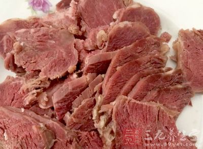 將蘿卜、牛肉分別洗淨