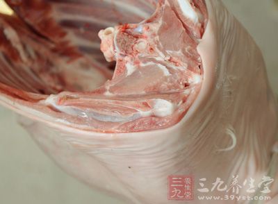 豬肘、蔥、姜、冰糖、老抽/鹽,辣椒、料酒 豬肘、蔥、姜、冰糖、老抽/鹽,辣椒、料酒