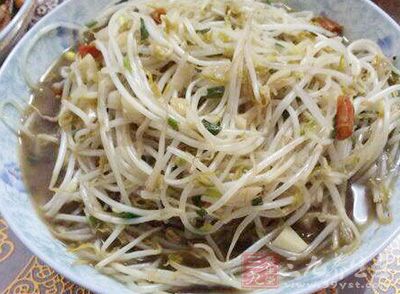 把豆芽菜快速炒熱,加精鹽、味精、花椒油、香菜、水發蝦米炒拌入味即可 把豆芽菜快速炒熱,加精鹽、味精、花椒油、香菜、水發蝦米炒拌入味即可