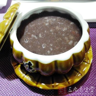 將紫蘇放在砂鍋中煮沸