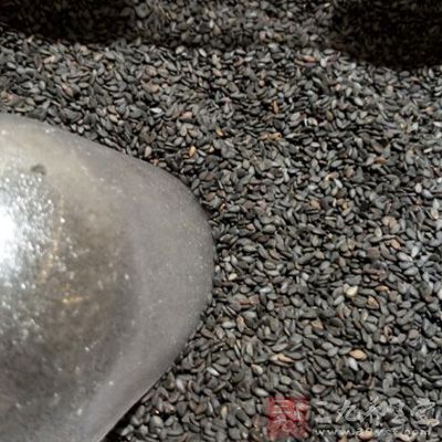 去皮熟黑豆粉250g、黑芝麻200g、細砂糖/果糖100g