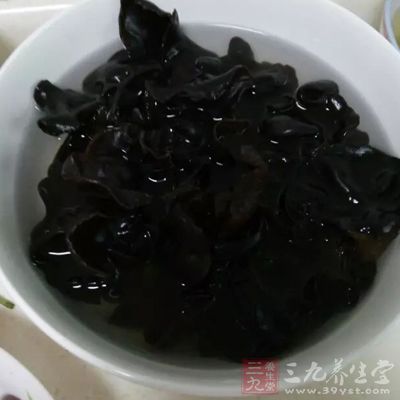 然後再把木耳還有豆腐放在取好的雞湯當中