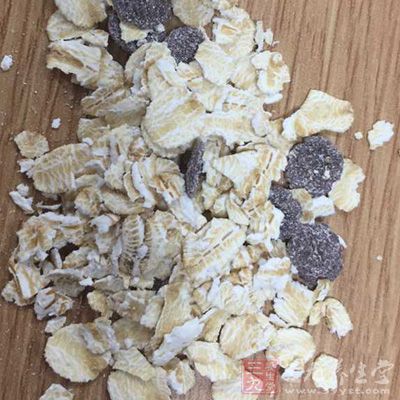 做這款粥只需要我們准備好燕麥就可以了