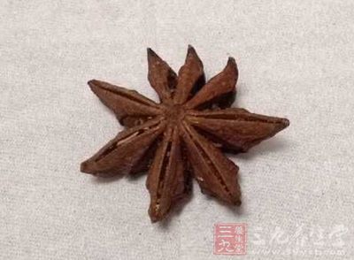 八角1個，草果半個，糖