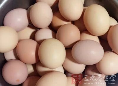 烤冷面面餅1張，雞蛋1個，香菜，蒜蓉辣醬，番茄醬，白砂糖或蜂蜜，溫開水