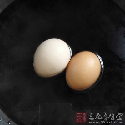 生雞蛋用冷水泡15分鐘,再上鍋冷水煮,開鍋5分鐘就可以了 生雞蛋用冷水泡15分鐘,再上鍋冷水煮,開鍋5分鐘就可以了