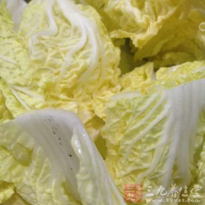 白菜500克，胡蘿卜100克，大蔥5克，醋3克