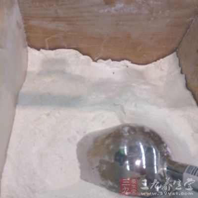 中筋面粉200g，玉米粉40g，紫薯2個，速發酵母3g，溫水100g