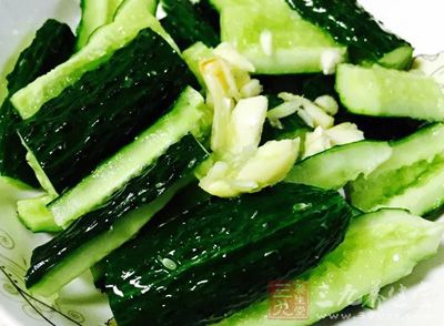 黃瓜，生抽2cup，白糖1cup，白酒1/4cup，姜片3片，大蒜2大瓣，蔥片