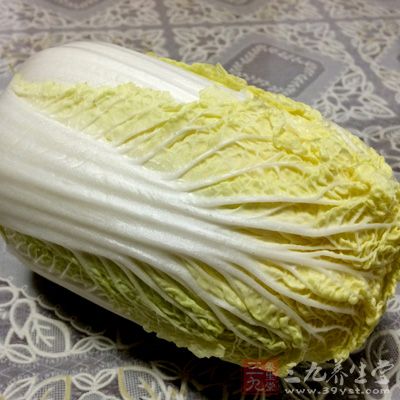 白菜,肉片(用醬油腌漬),油,蔥,姜,蒜,干紅辣椒,芝麻醬,雞精,鹽 白菜,肉片(用醬油腌漬),油,蔥,姜,蒜,干紅辣椒,芝麻醬,雞精,鹽