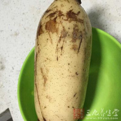 蓮藕兩節，黑木耳3朵，胡蘿卜半個，青椒1個，瘦肉100克
