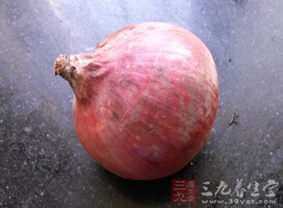 羊腿一只，洋蔥一個，鹽適量