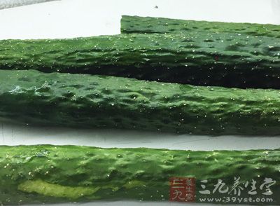 黃瓜，生抽2cup，白糖1cup，白酒1/4cup，姜片3片，大蒜2大瓣，蔥片