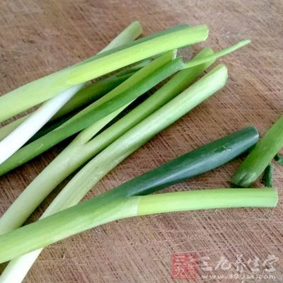 芋根一個(鹹菜的一種)，蔥，油，味精適量